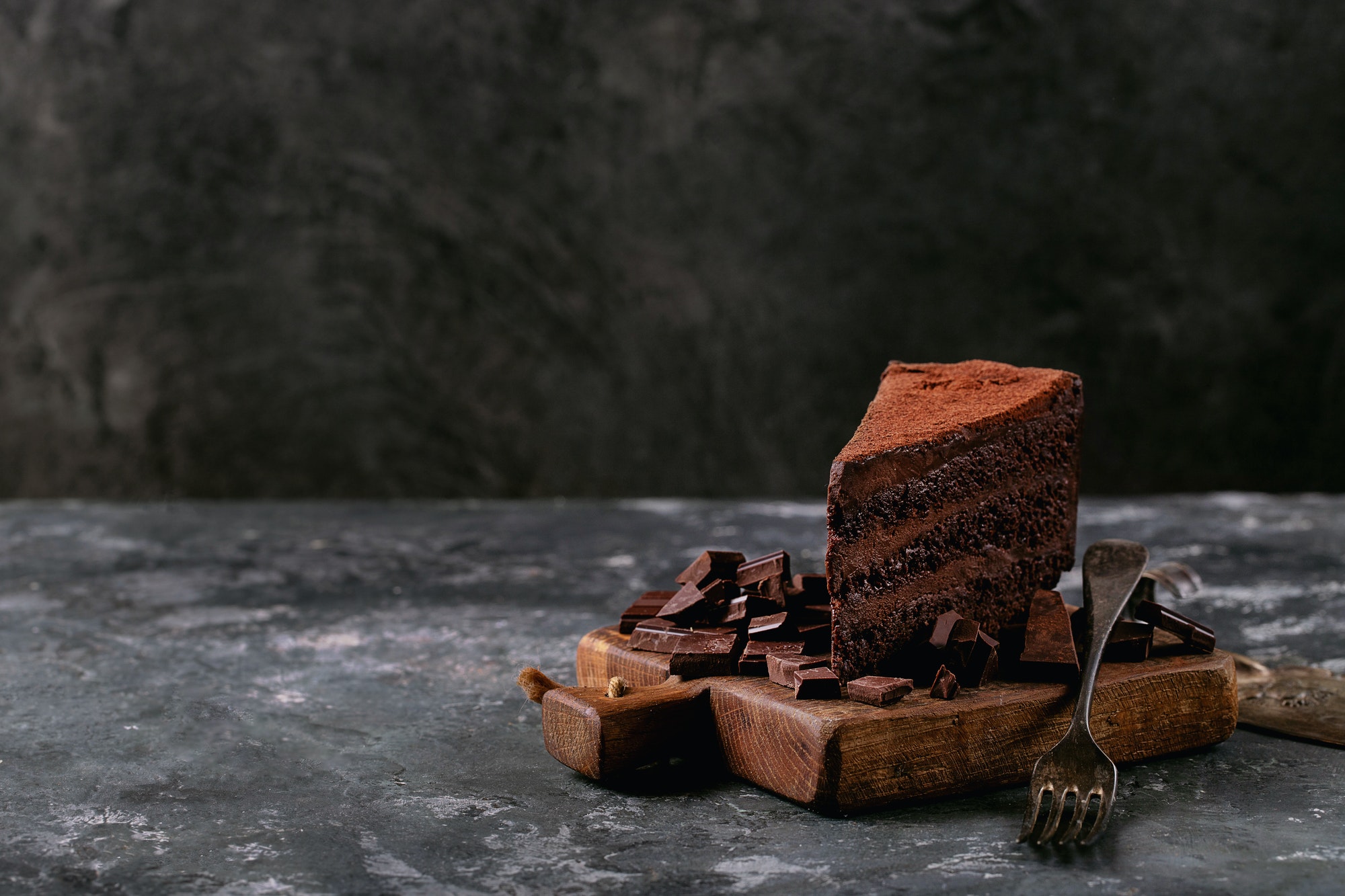 chocolate-cake-served-with-chocolate-bar.jpg